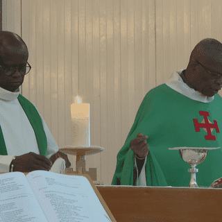 Le père Xavier Maurice célèbre sa première messe en Guadeloupe, huit jours après son ordination