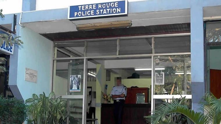 Terre-Rouge : un conducteur recherché après avoir percuté un policier
