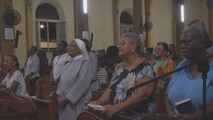 Le père Xavier Maurice célèbre sa première messe en Guadeloupe, huit jours après son ordination